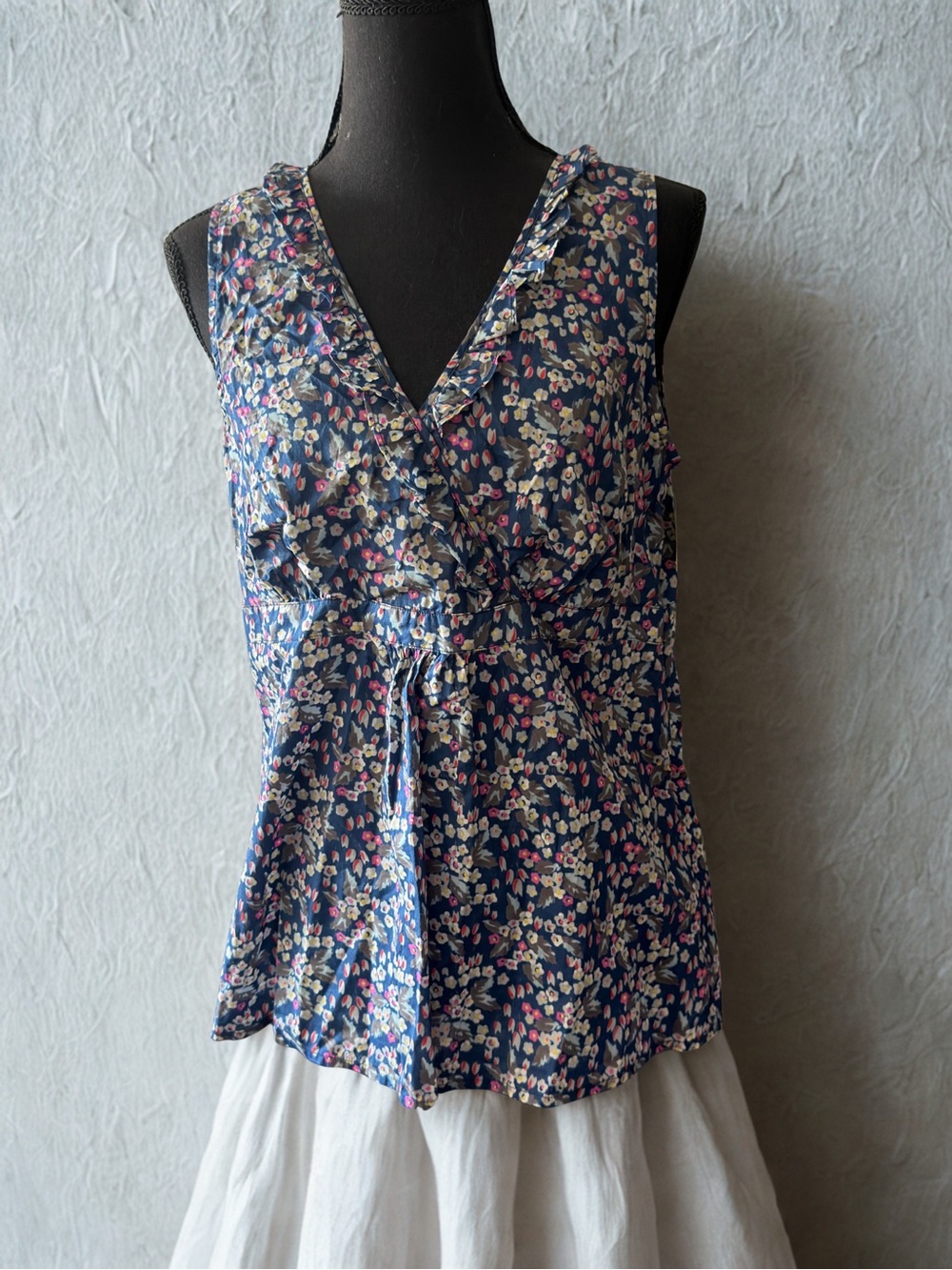 Boden Navy Floral Sleeveless V-Neck Ruffle Top
